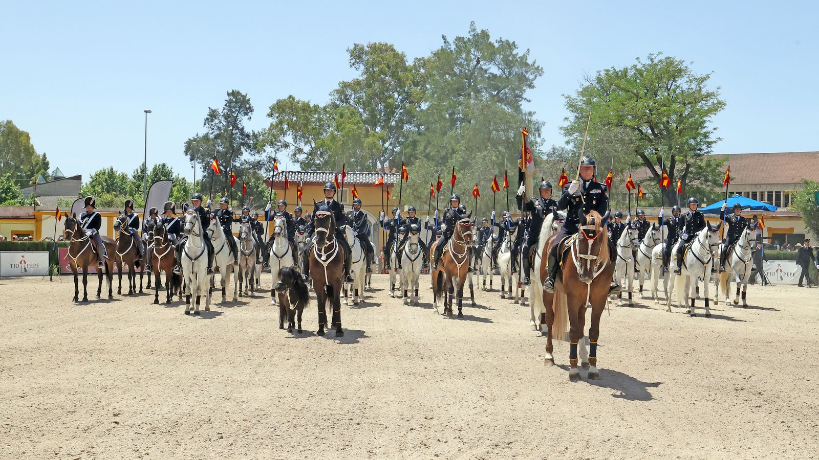 Un momento del acto de entrega del Caballo de Oro en Jerez a la Unidad Especial de Caballería de la Policía Nacional.