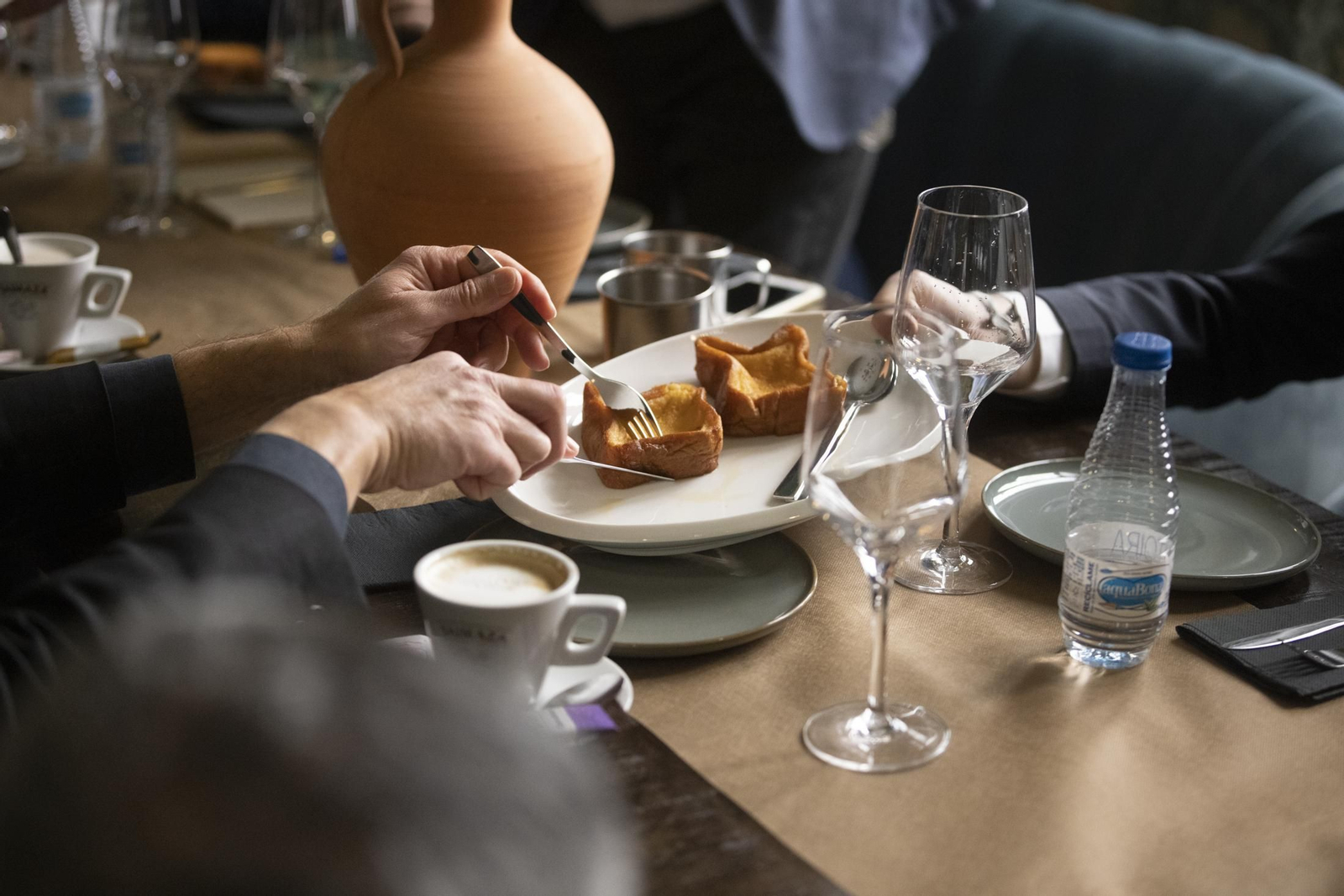 Imágenes de la tertulia cofrade de Huelva Información