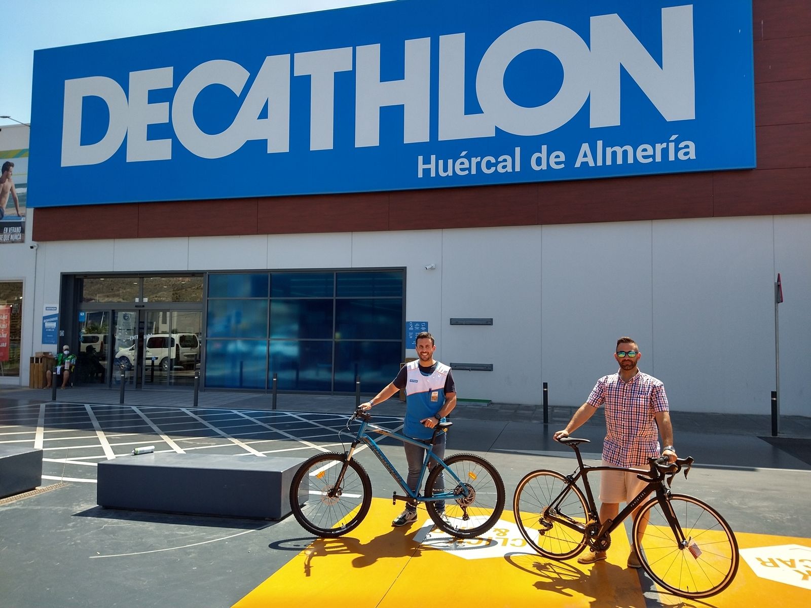 Decathlon, patrocinador.