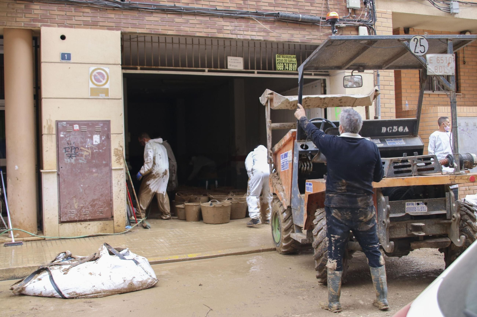 Trabajso de limpieza en un garaje en Paiporta.