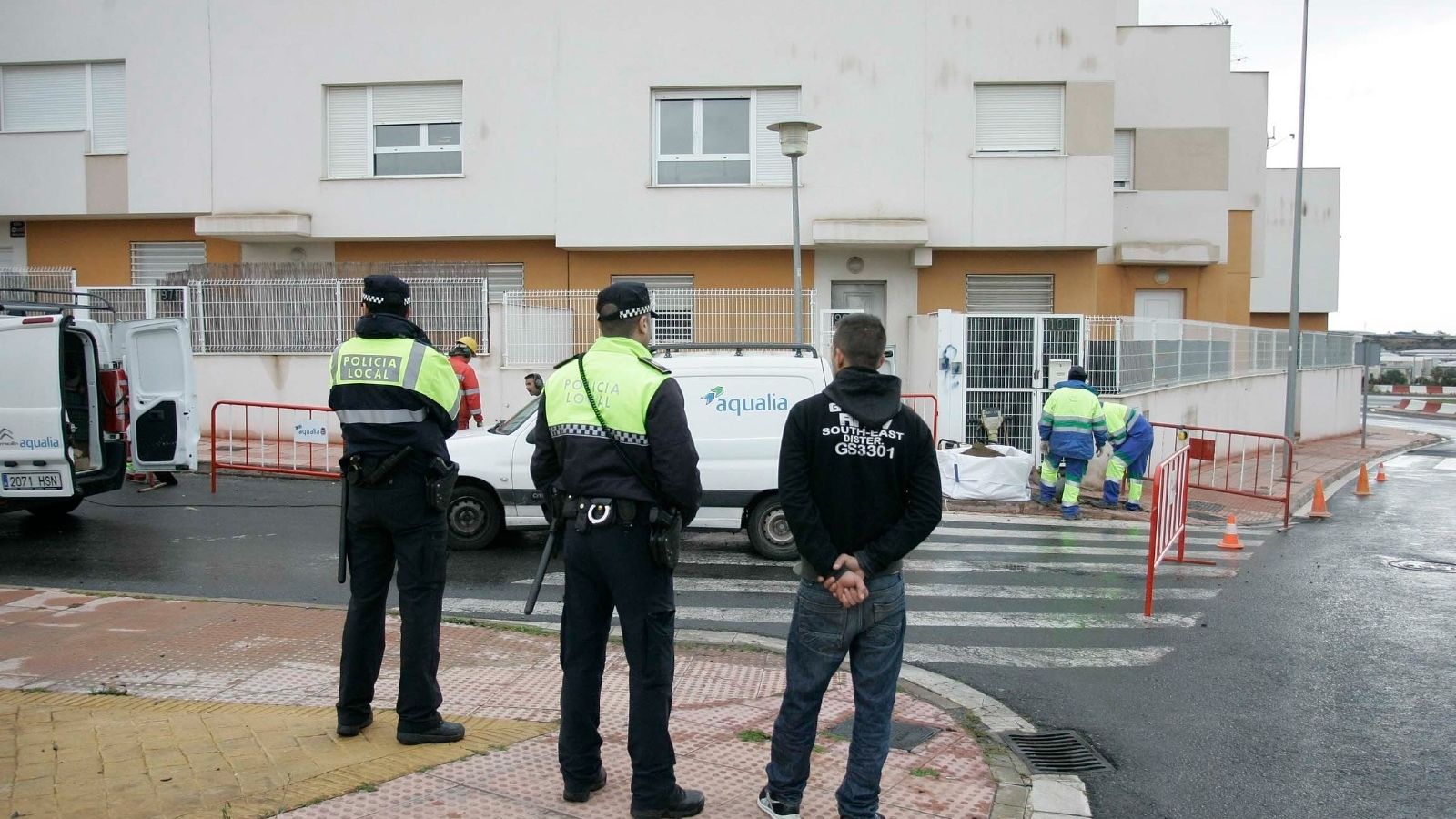 Agentes de la Policía Local supervisan el corte de suministros a viviendas okupadas