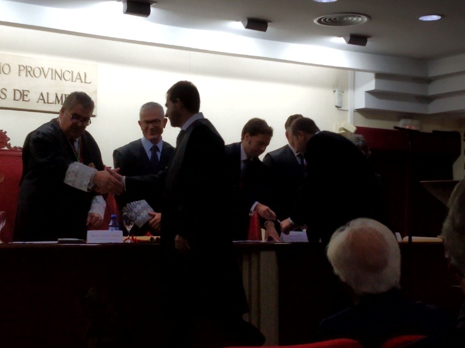 El decano José Pascual Pozo saluda a uno de los nuevos colegiados.