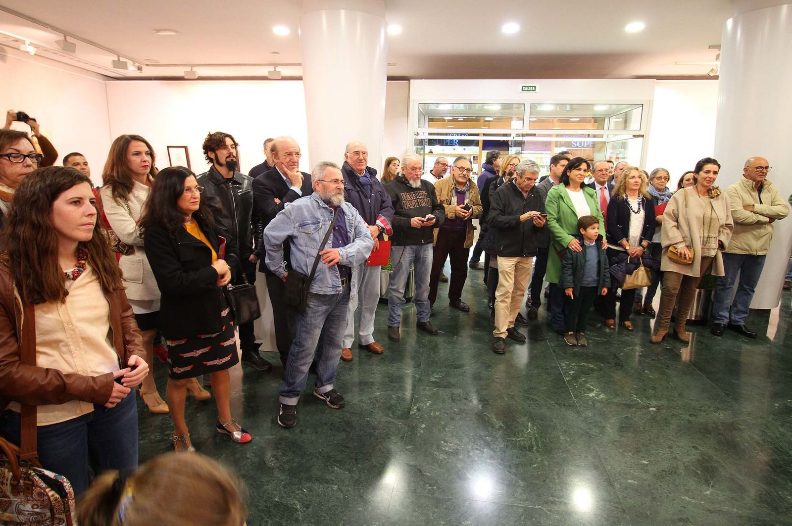 Imágenes de la exposición de Víctor Pulido '(Hilo conductor). 20 años de Clínica Enrile'.