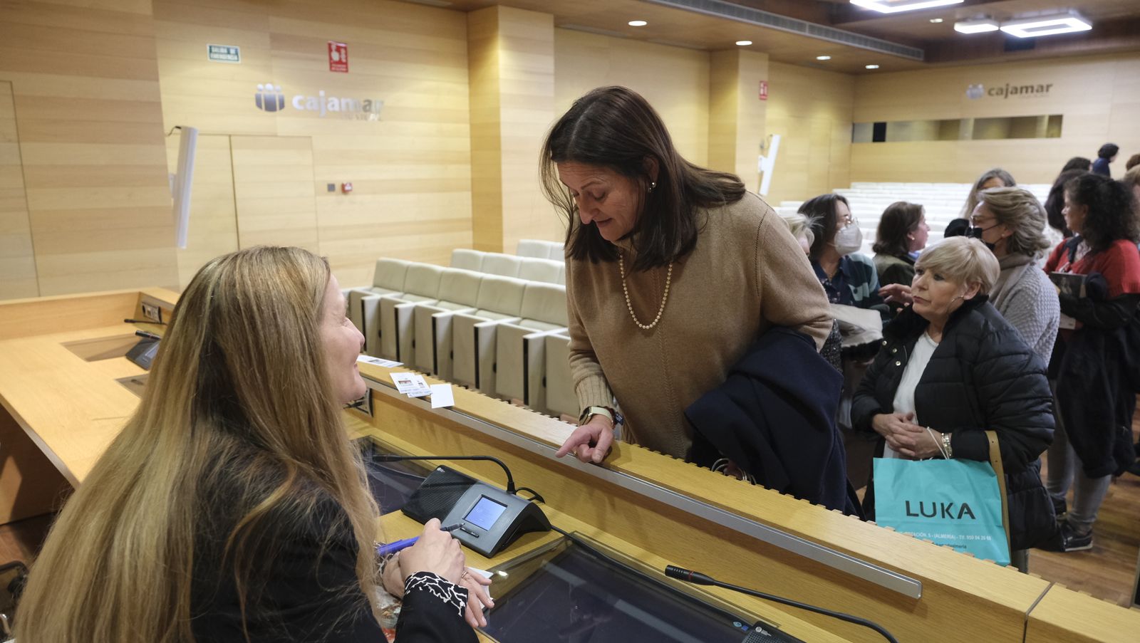 Imágenes del Diario de los Libros con la escritora ganadora del Premio Planeta 2022, Luz Gabás