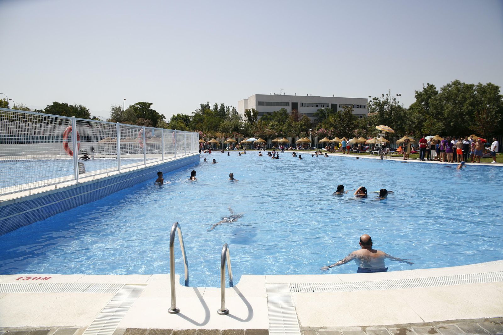 La piscina de Almanjáyar, un oasis veraniego