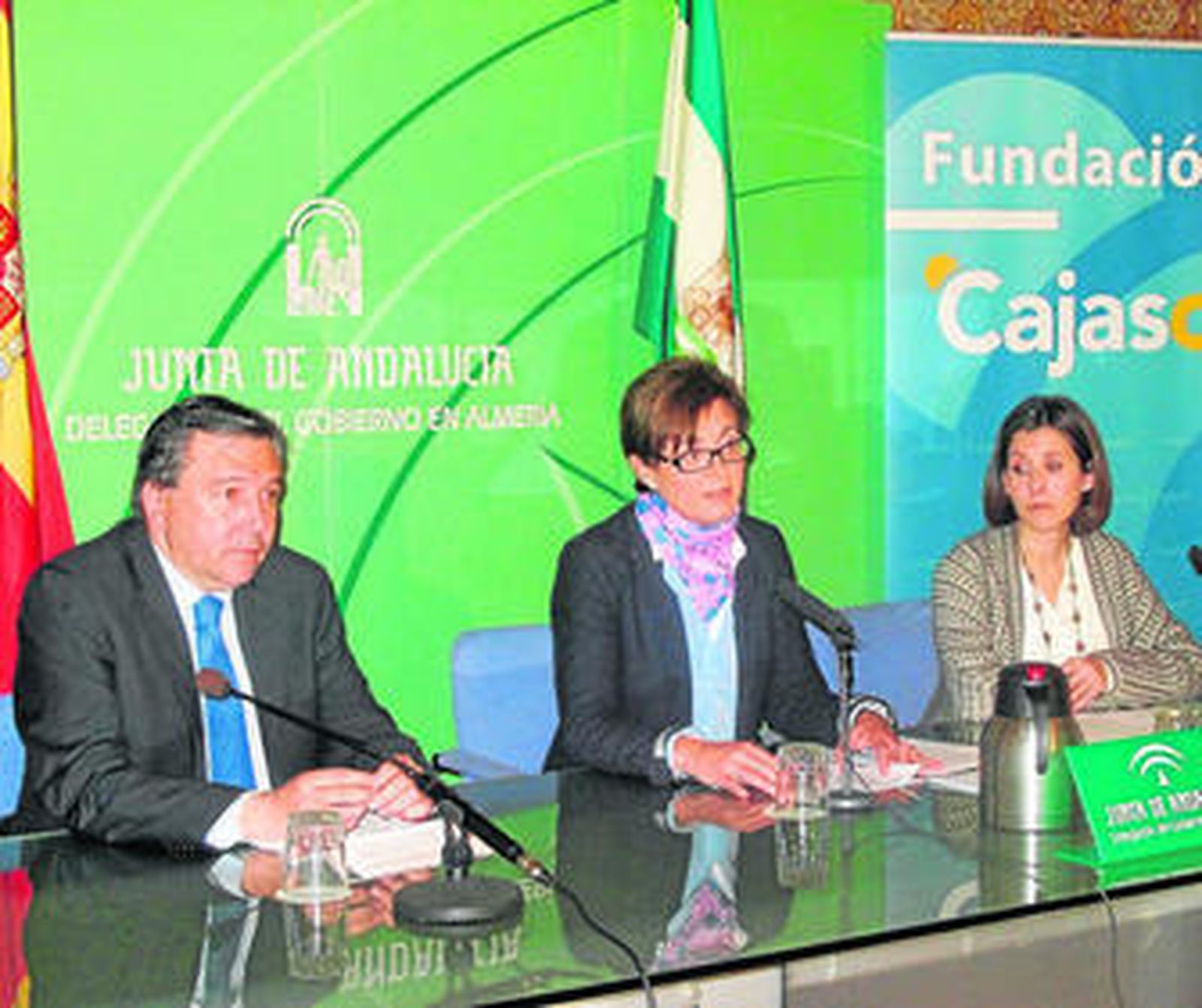 Javier Blanco y Rosa Castillejo de Cajasol y, en el centro, la delegada de Economía, Adriana Valverde.