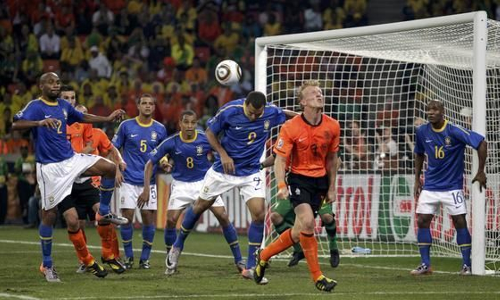 Holanda da la sorpresa y se mete en semifinales dejando fuera a Brasil en cuartos de final. / Reuters