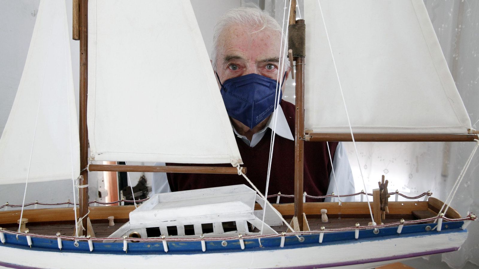 José Guerra muestra una de sus creaciones