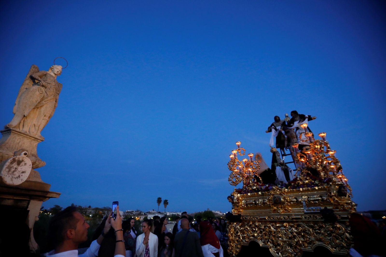 Viernes Santo en Córdoba: la procesión del Descendimiento, en imágenes