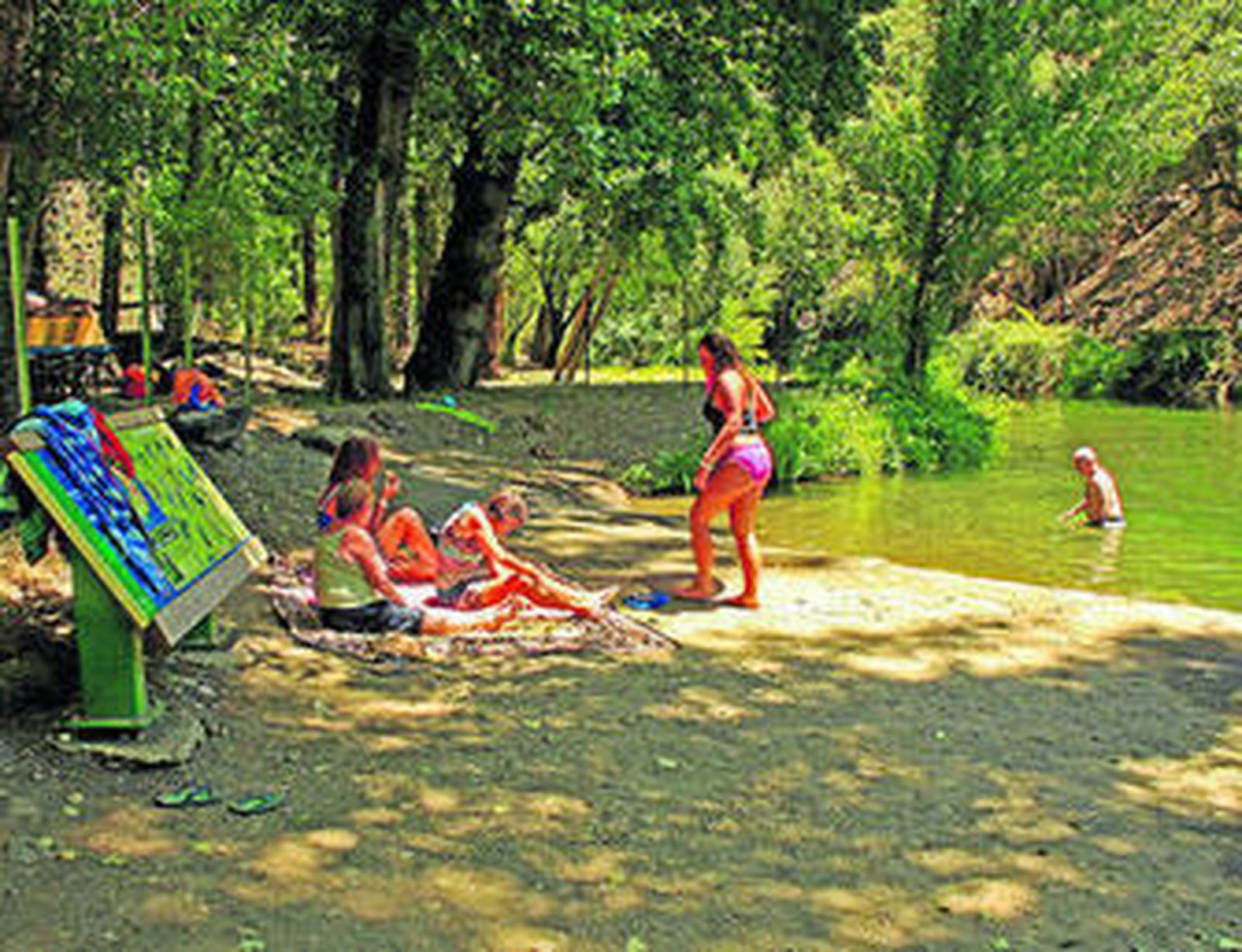 El cauce del río Genal se convierte en una piscina natural.