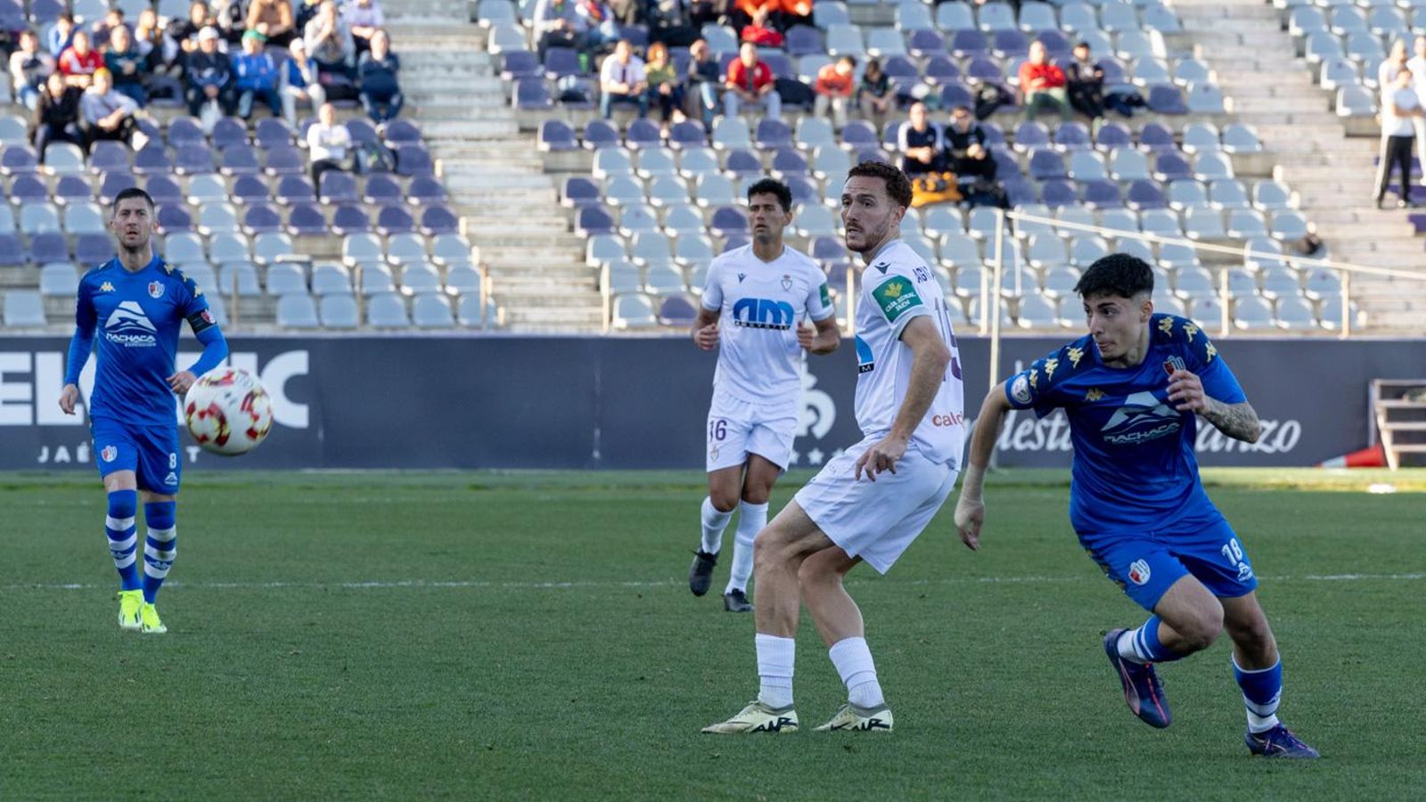 Agus Alonso, en una de sus acciones de la primera mitad. 