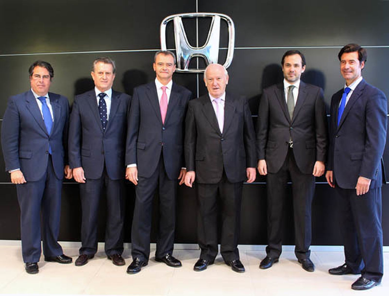 Gregorio Serrano, delegado de Economía del Ayuntamiento de Sevilla; Eusebio Gallego, presidente de Fedeme (Federación de Empresarios del Metal); Marc Serruya, presidente de Honda Motor Europe España; Eduardo Pérez Serrera, propietario del Grupo Terry, su hijo Eduardo Pérez, director general del concesionario Motor Terry, y Miguel Rus, presidente de la CES.  Foto: Victoria Ramírez
