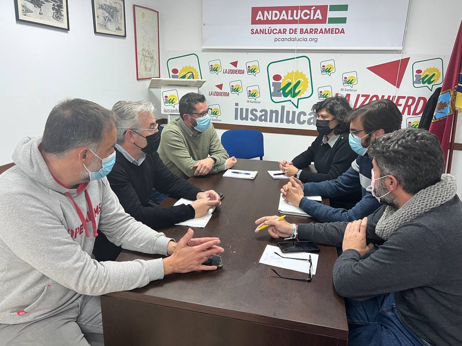 La reunión de cargos públicos de IU sobre la recuperación del tren en la Costa Noroeste se celebró en Sanlúcar.