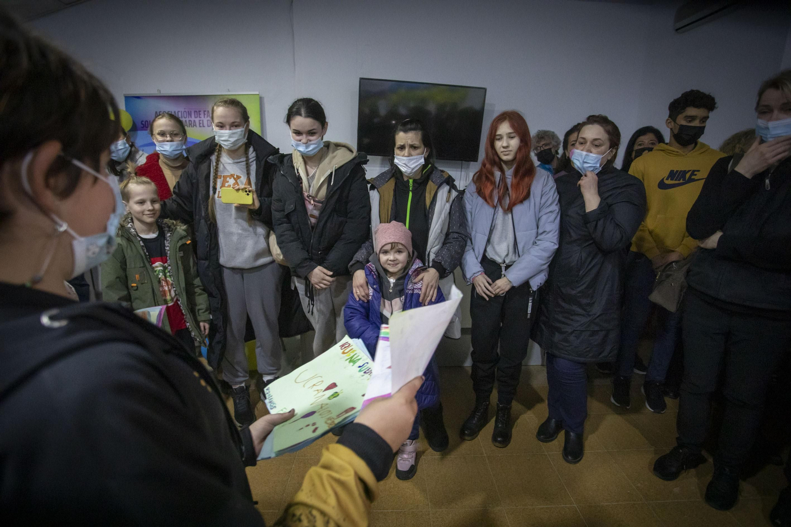 Imágenes del recibimiento en Chiclana a un grupo de refugiados ucranianos