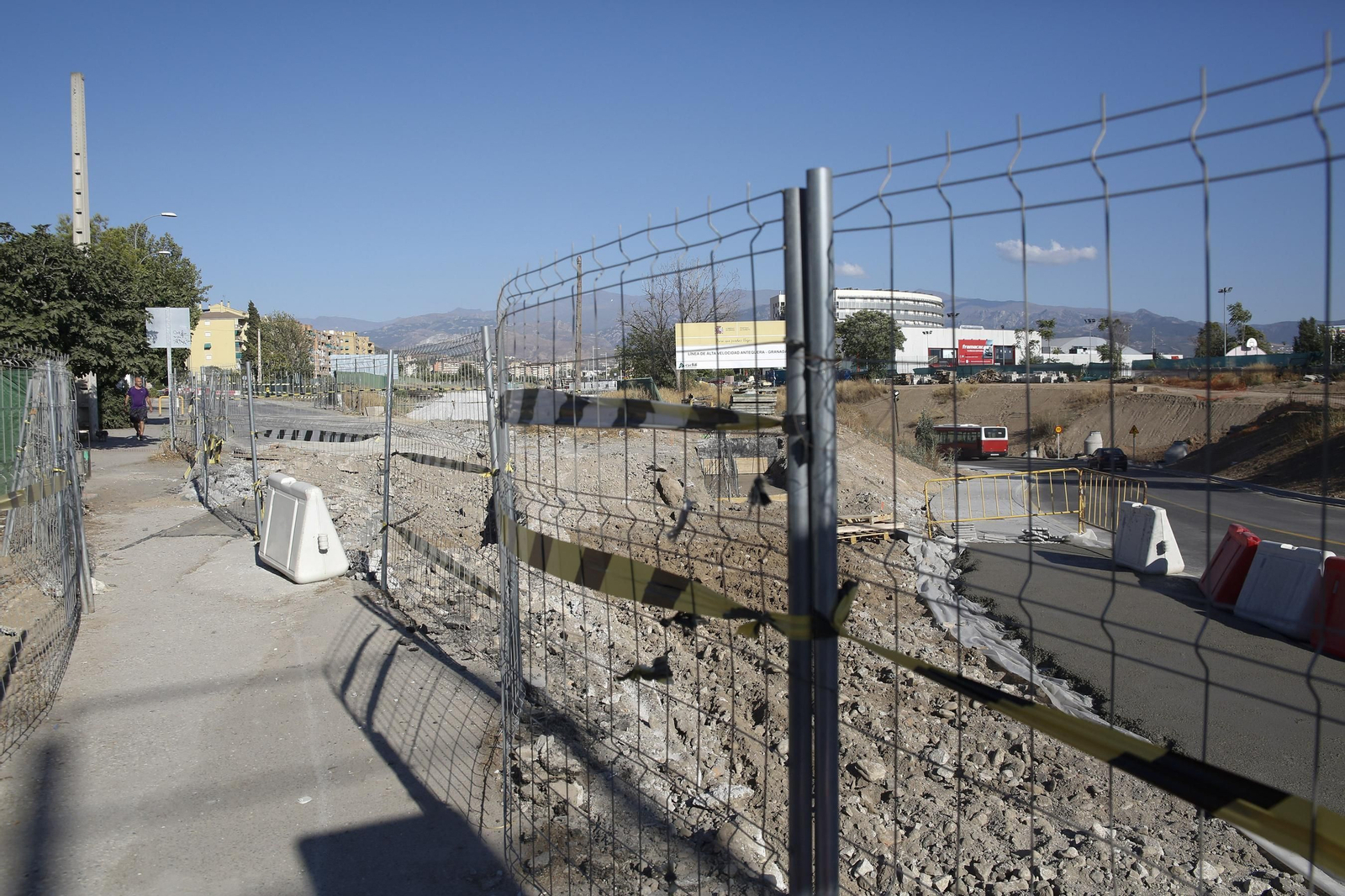 El tráfico por la antigua carretera de Málaga se ha desviado.