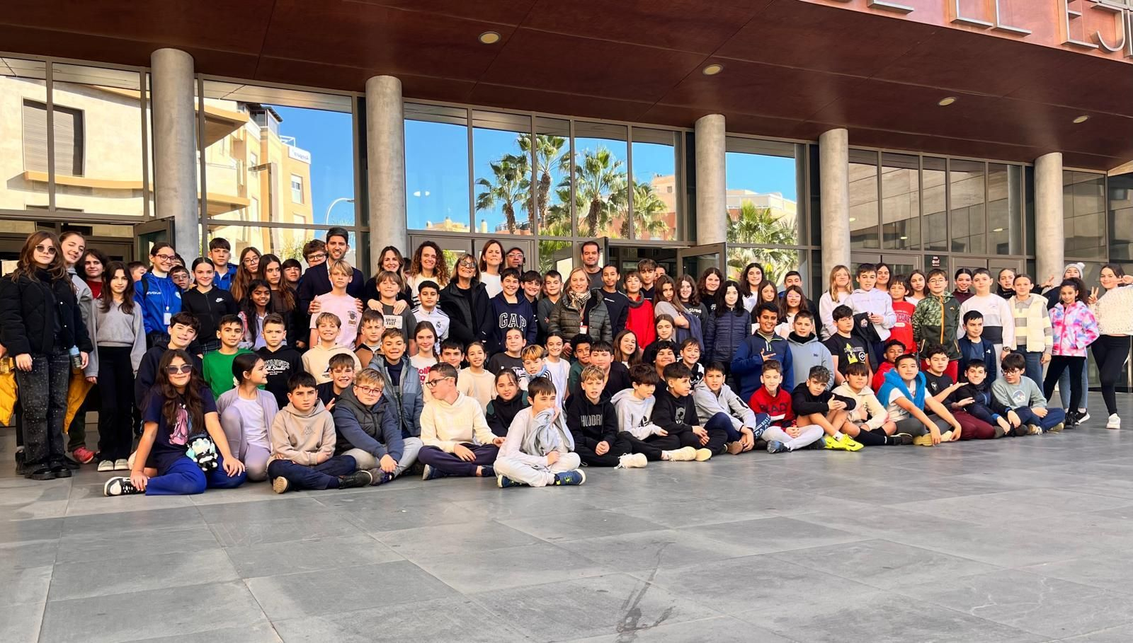 Foto de familia entre los alumnos participantes en el programa Erasmus+.