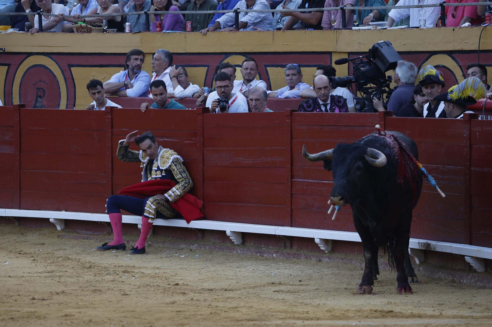 Una decepcionante corrida de Miura con Esaú Fernández a hombros cierra Algeciras