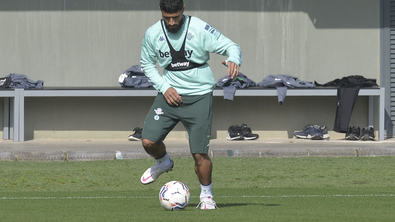 Nabil Fekir conduce el balón.