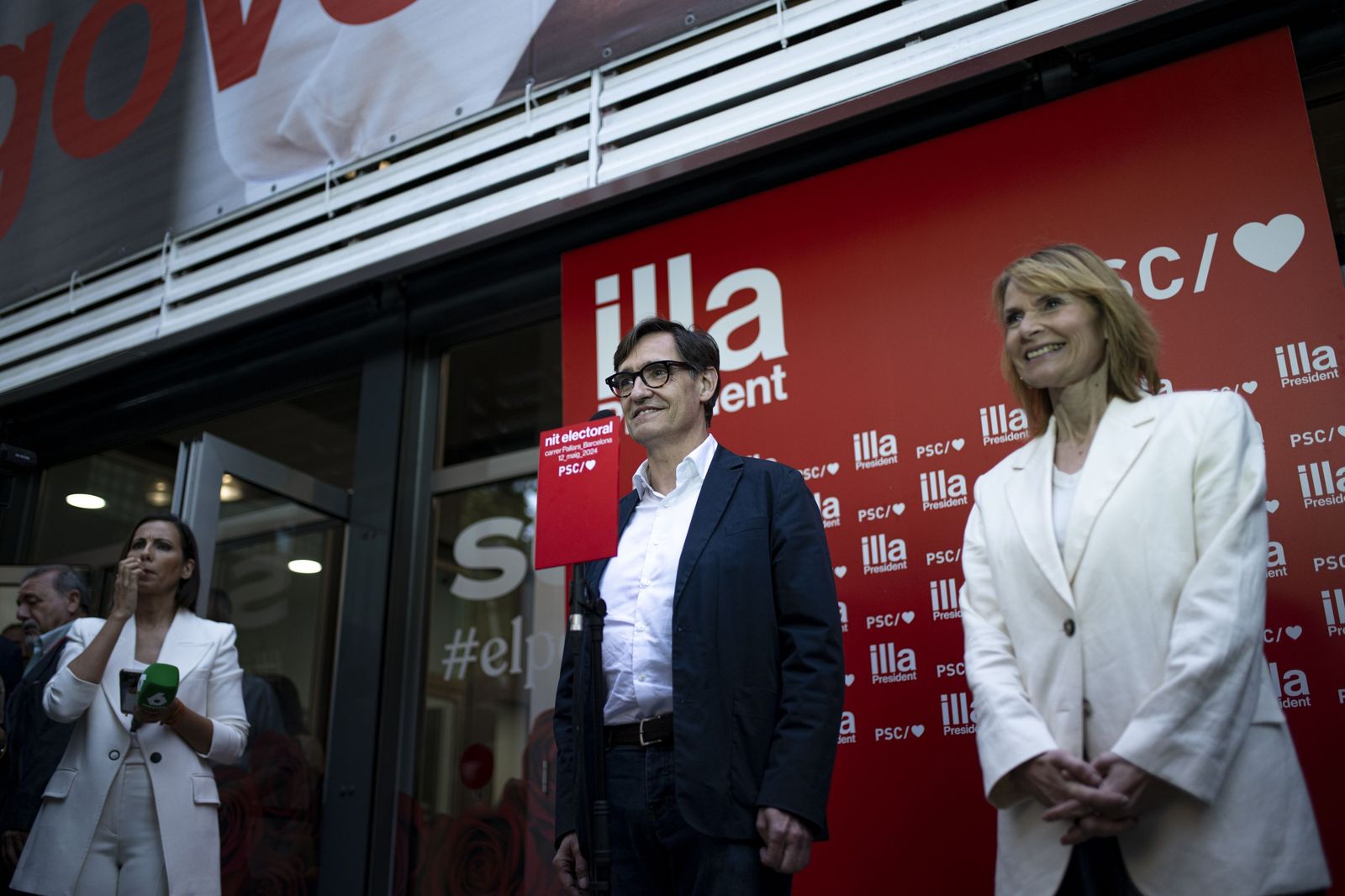 Salvador Illa atiende a la prensa al llegar a la sede del PSC.