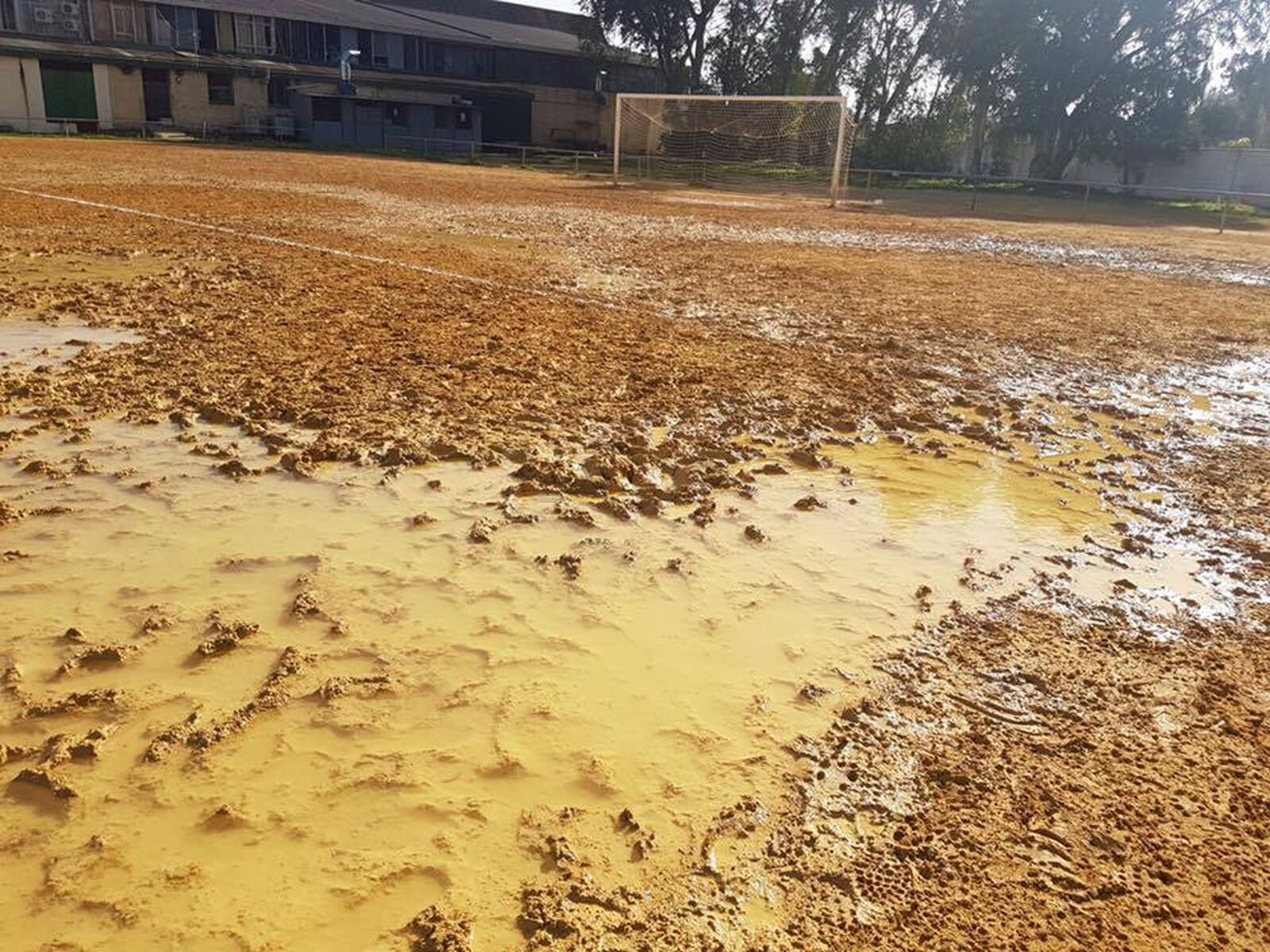 ¿Partido de fútbol o pelea de barro?