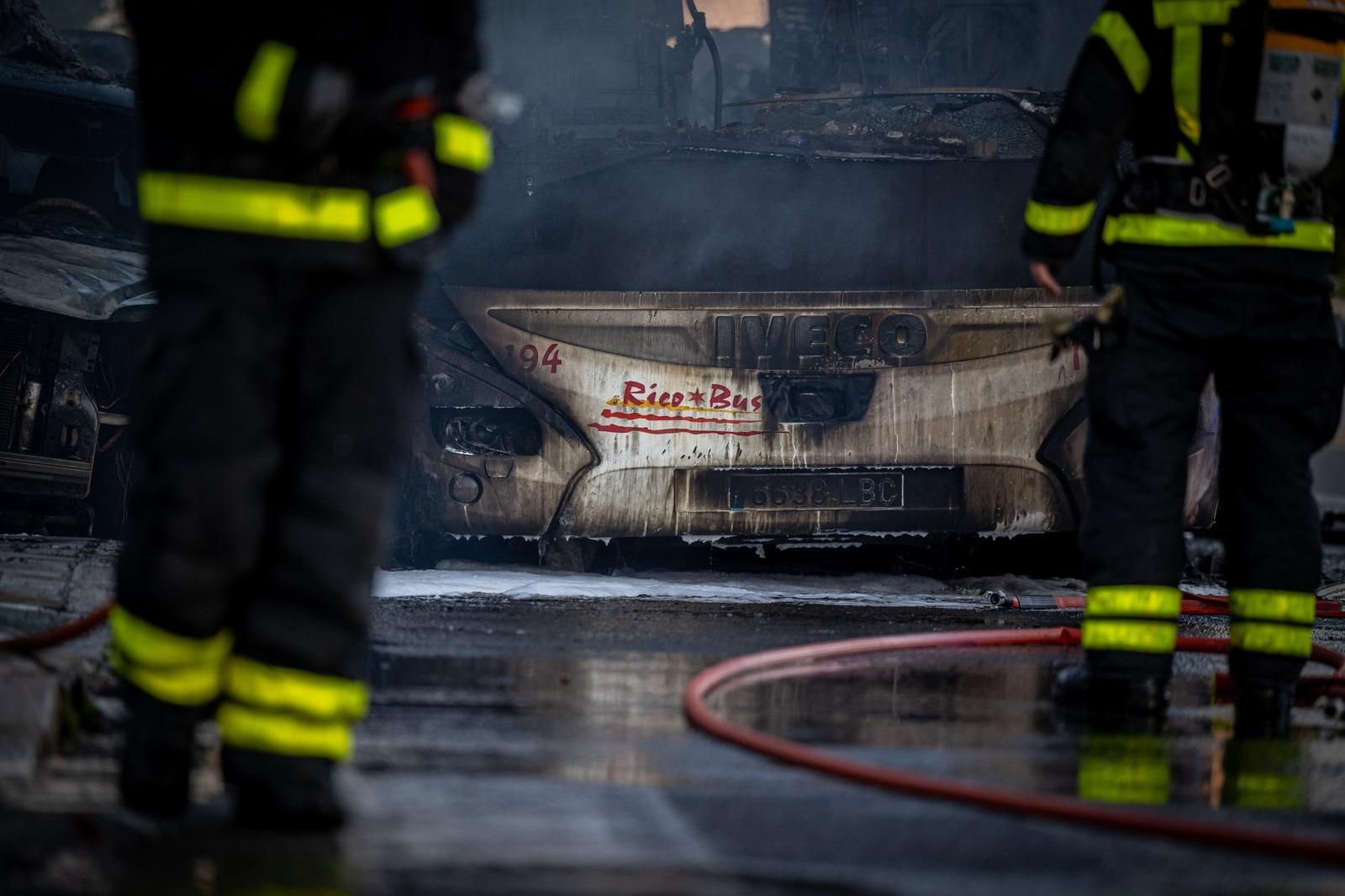 Así ha quedado el autobús que ha ardido esta mañana en Cádiz