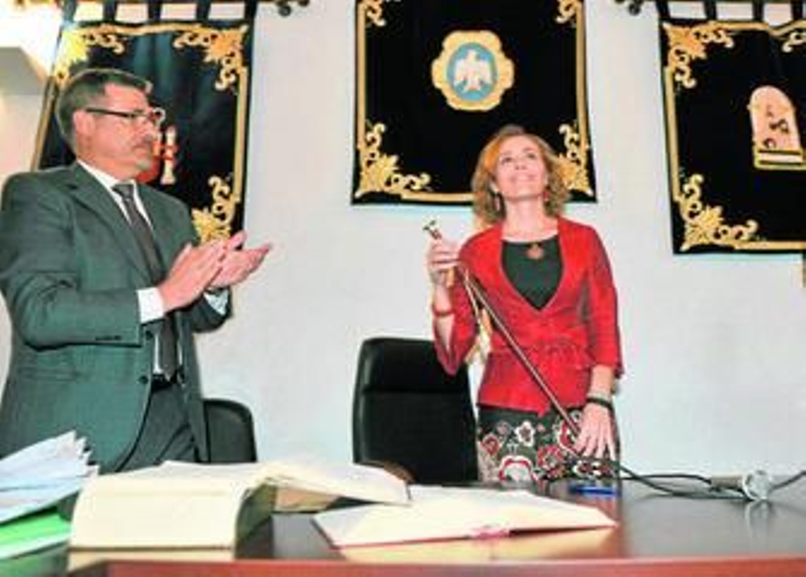 Juana María Carmona agarra el bastón de mando, que recupera tras un año en la oposición.