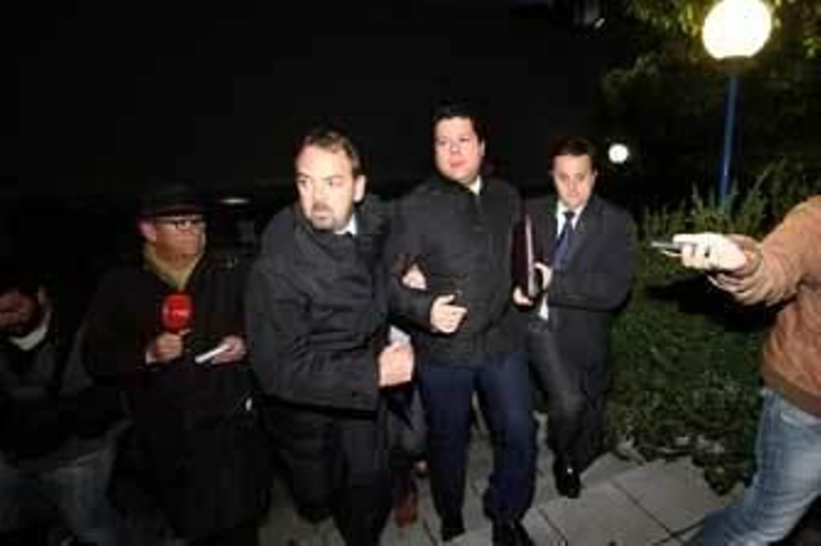 Picardo abandona escoltado el Campus de Algeciras. /Andrés Carrasco