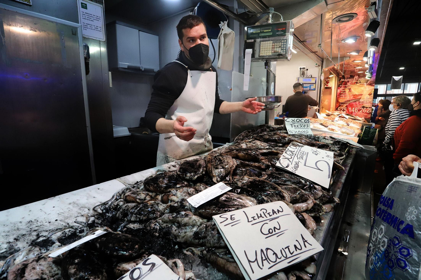 Imágenes del ambiente en el Mercado del Carmen en plena huelga de transportistas