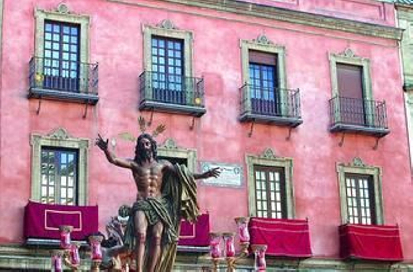 El Resucitado atraviesa la Plaza de la Pescadería camino de la Alfalfa.