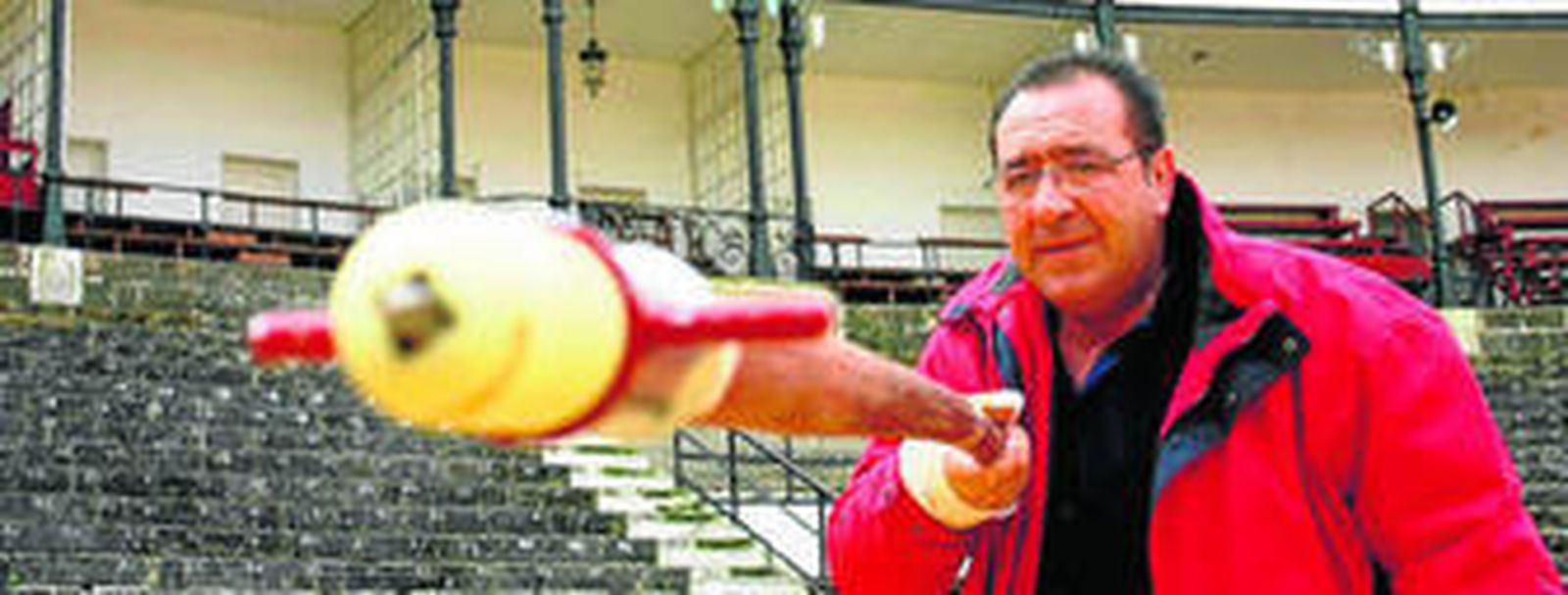 Guilermo Rosales "Beas de Segura", en la plaza de toros de El Puerto, con una vara de picar desmontable y fabricada por él.