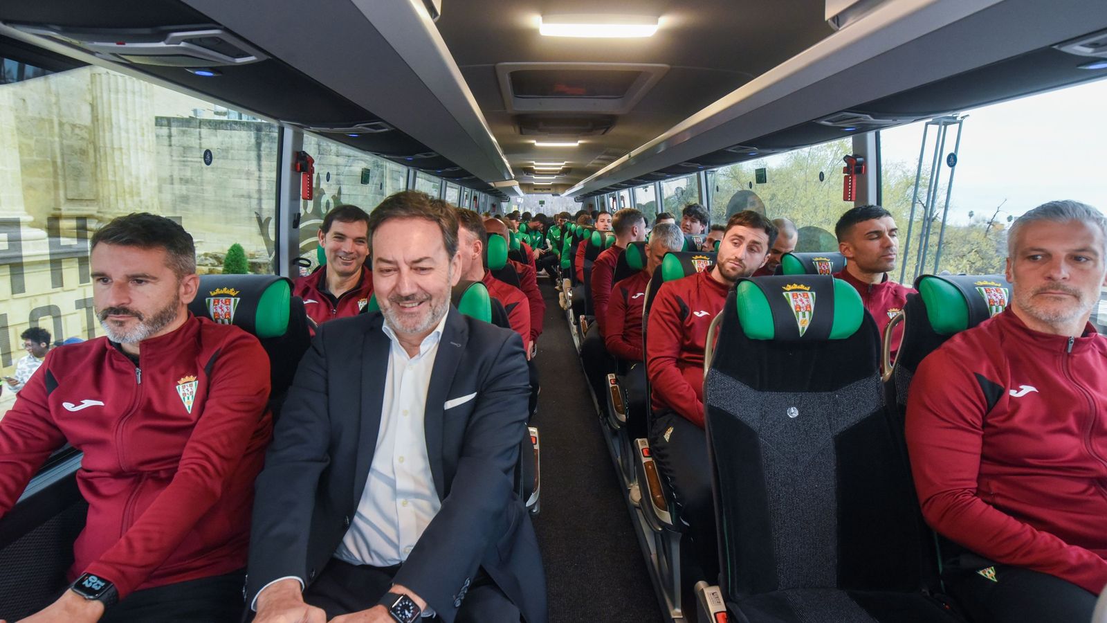 Monterrubio, en el bus junto a Iván Ania.