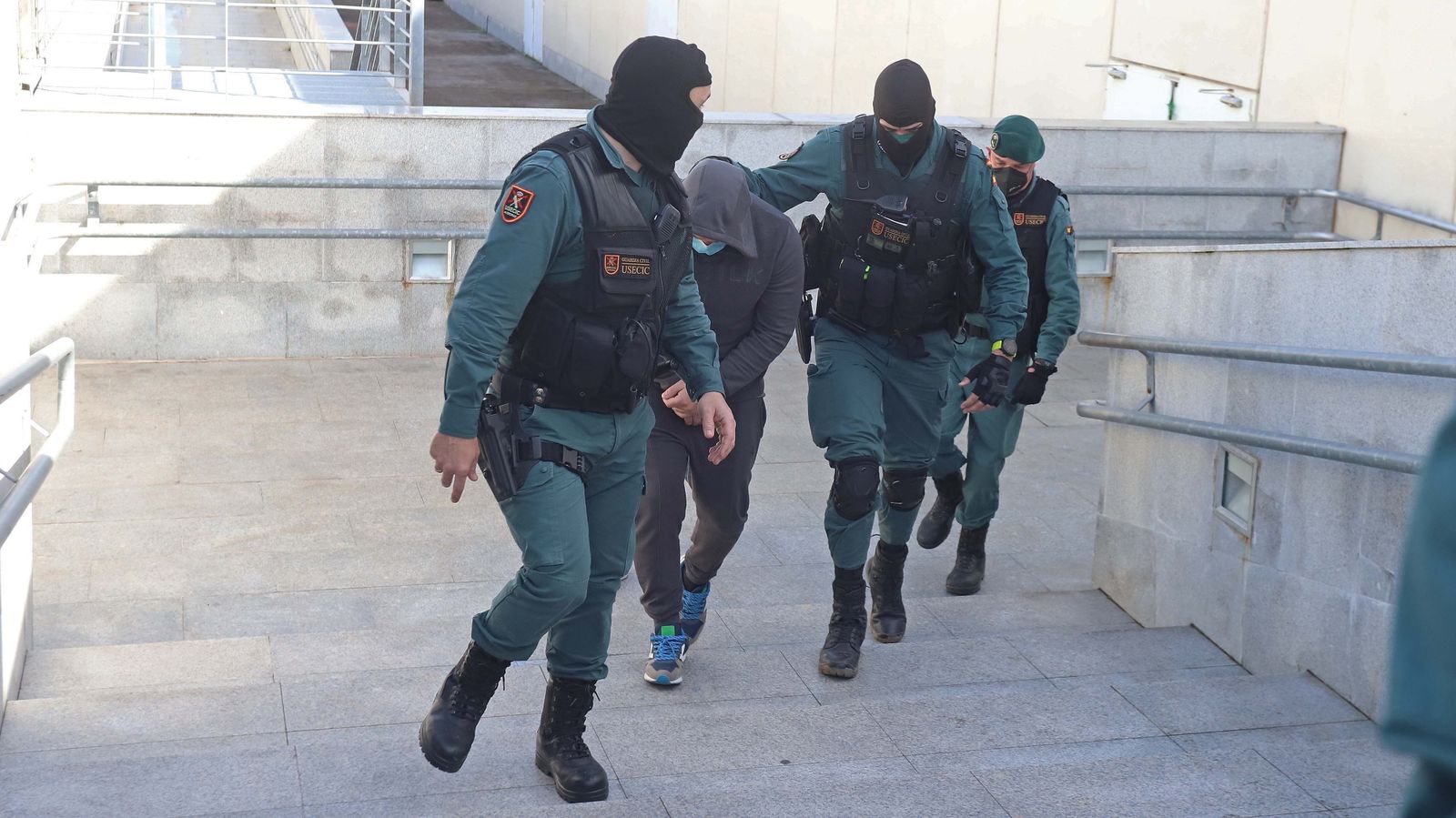 Registro de la Guardia Civil en el centro comercial Puerta Europa en Algeciras