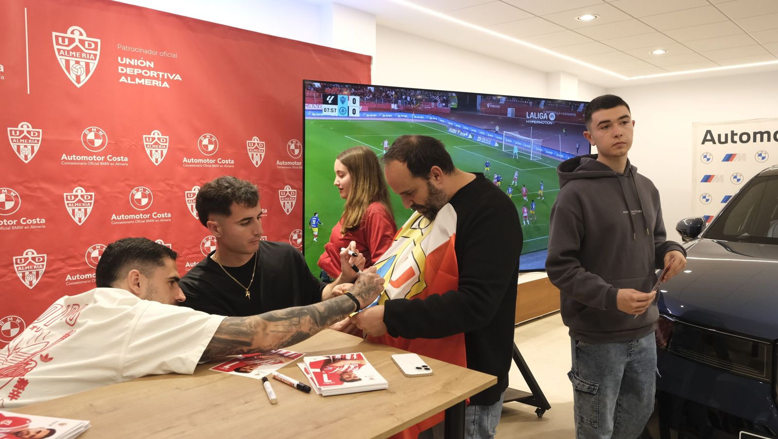 La firma de autógrafos de Jon Morcillo y Miguel de la Fuente en Automotor Costa BMW