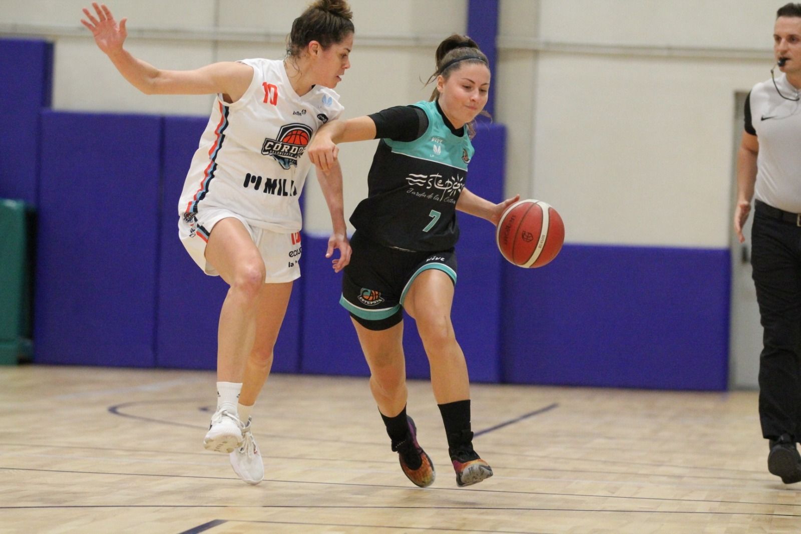 Eva Cases sube el balón defendida por Marcy Gonçalves.