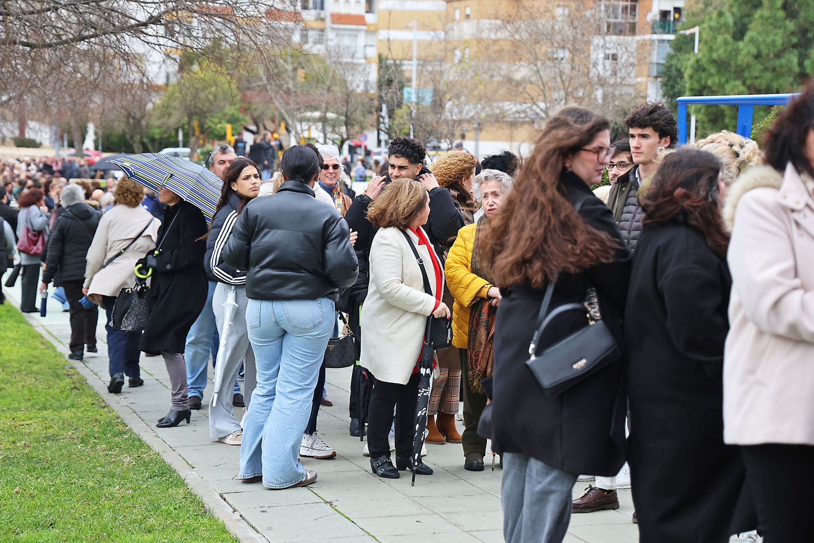 Fotografías del ambiente previo a la Misa funeral por las víctimas del accidente ferroviario