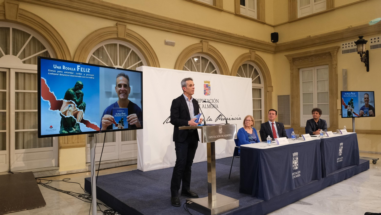 El Doctor Antonio Ríos presenta su libro 'Una Rodilla Feliz', en imágenes