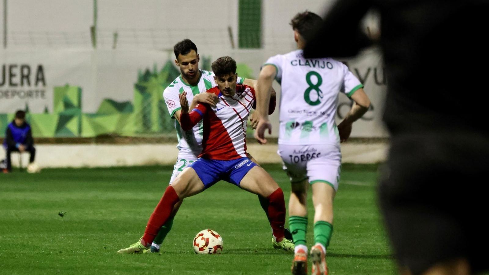 Escudero, defendido por Luengo.