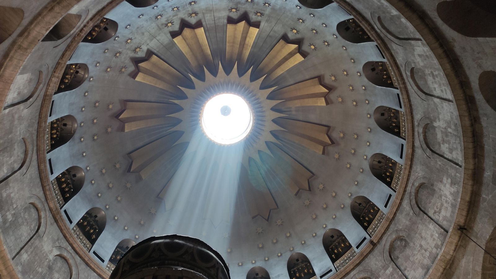 La luz que penetra por la linterna alumna el edículo del Santo Sepulcro.