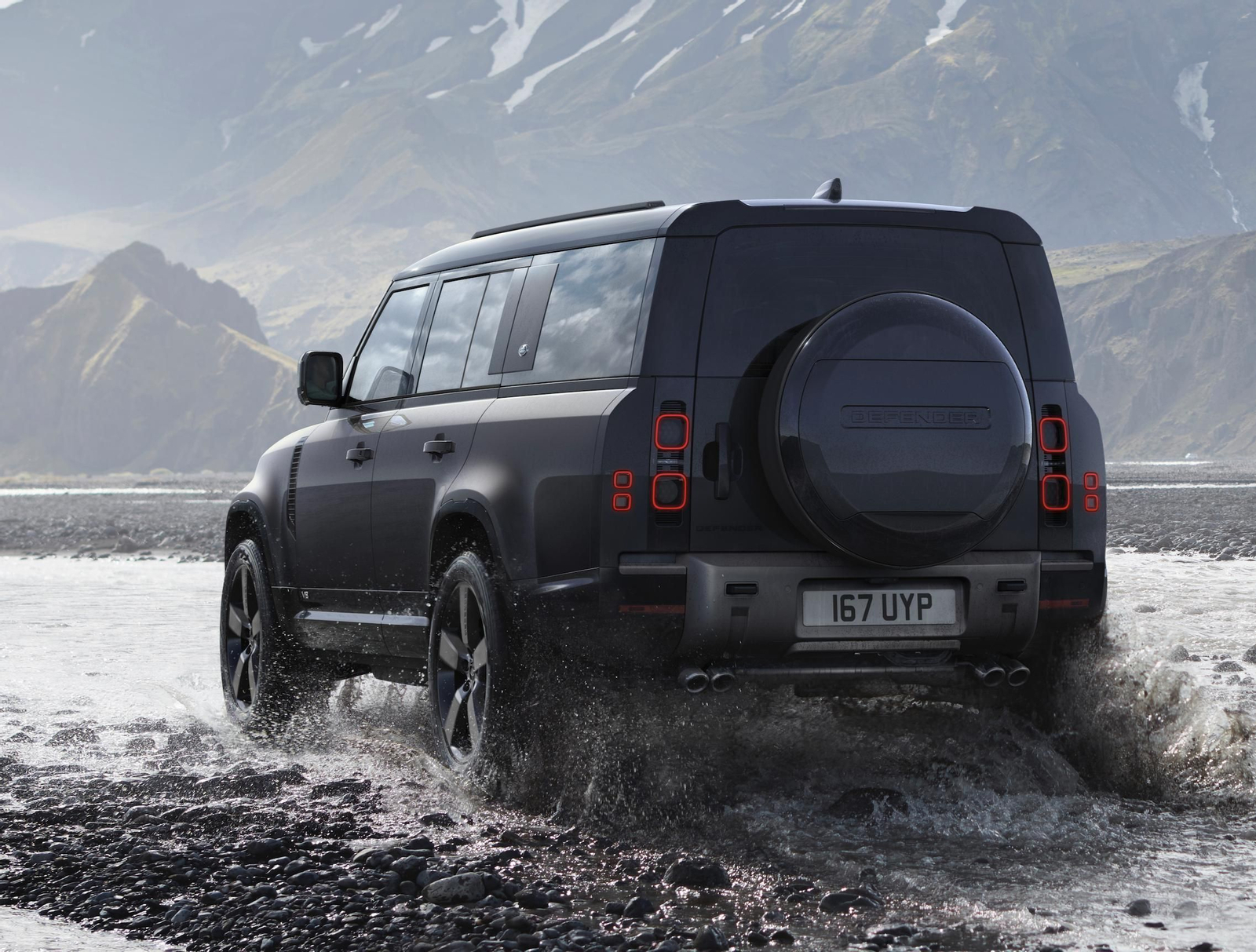 El Land Rover Defender 130 también incorpora a su oferta un motor V8