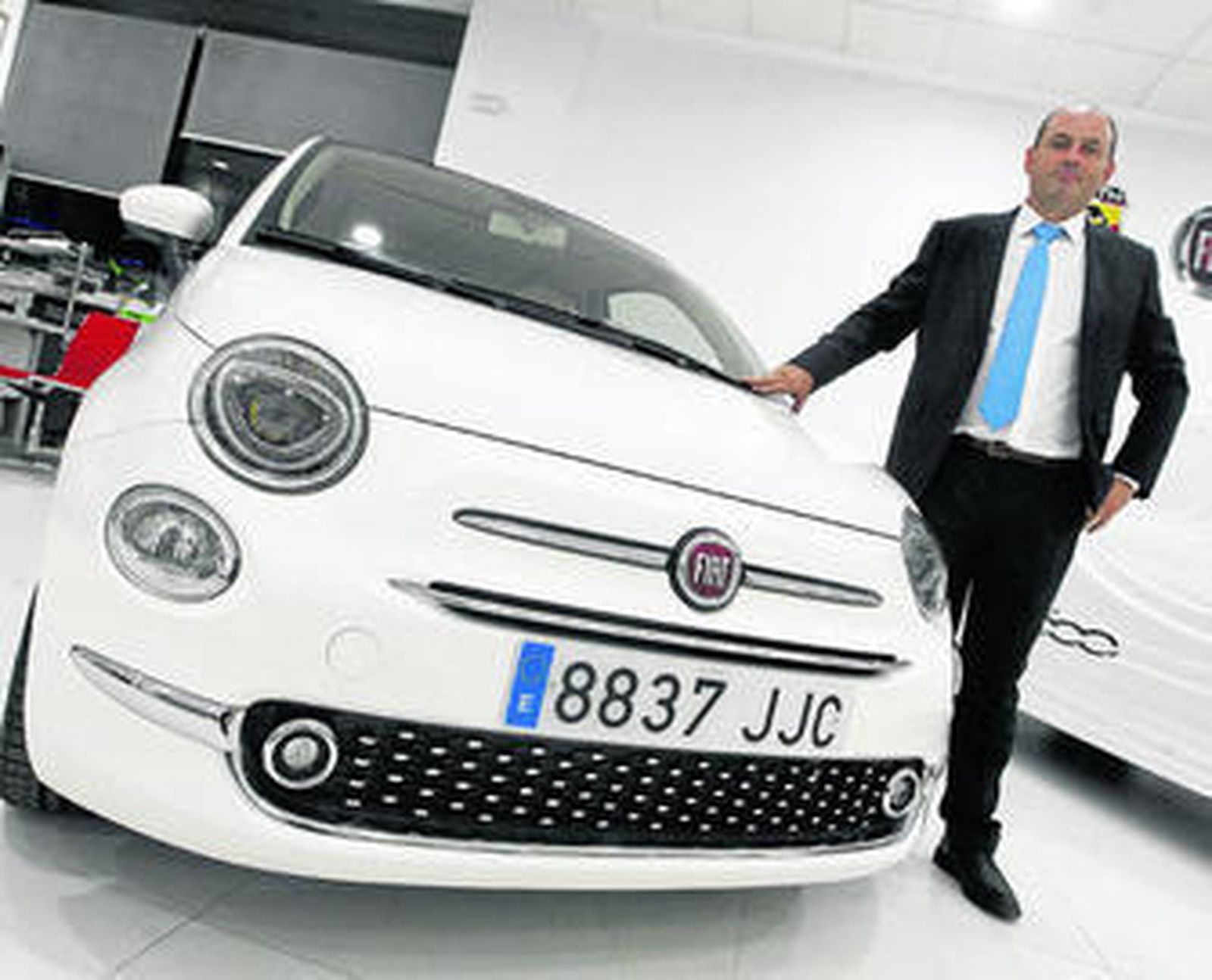 Esteban Milena, gerente de Motordos, junto al nuevo modelo de Fiat 500.