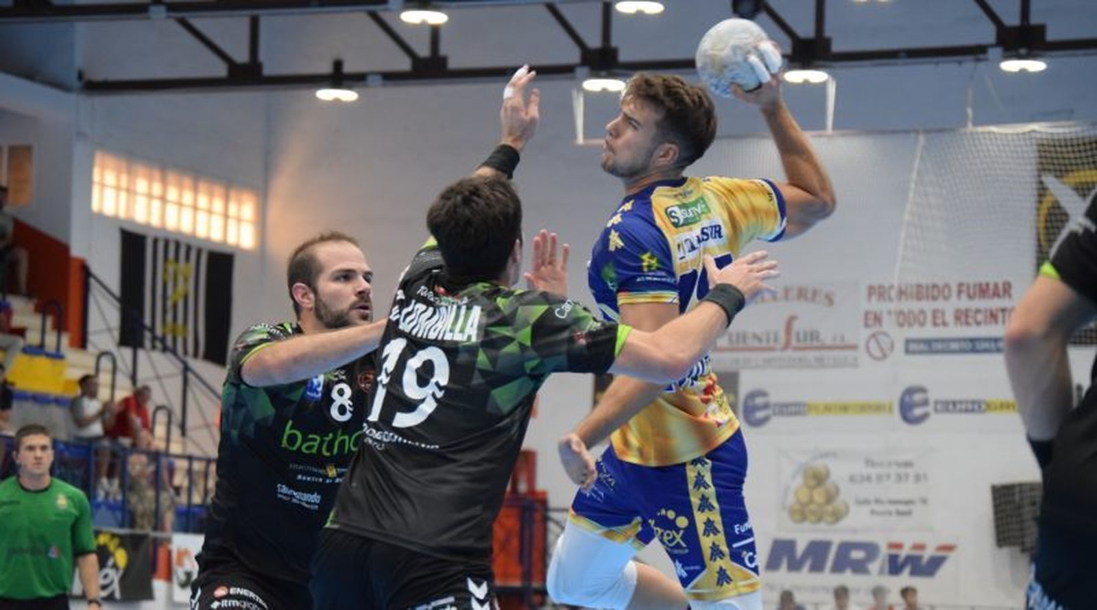 David Estepa intenta lanzar ante la oposición de la defensa de varios rivales.