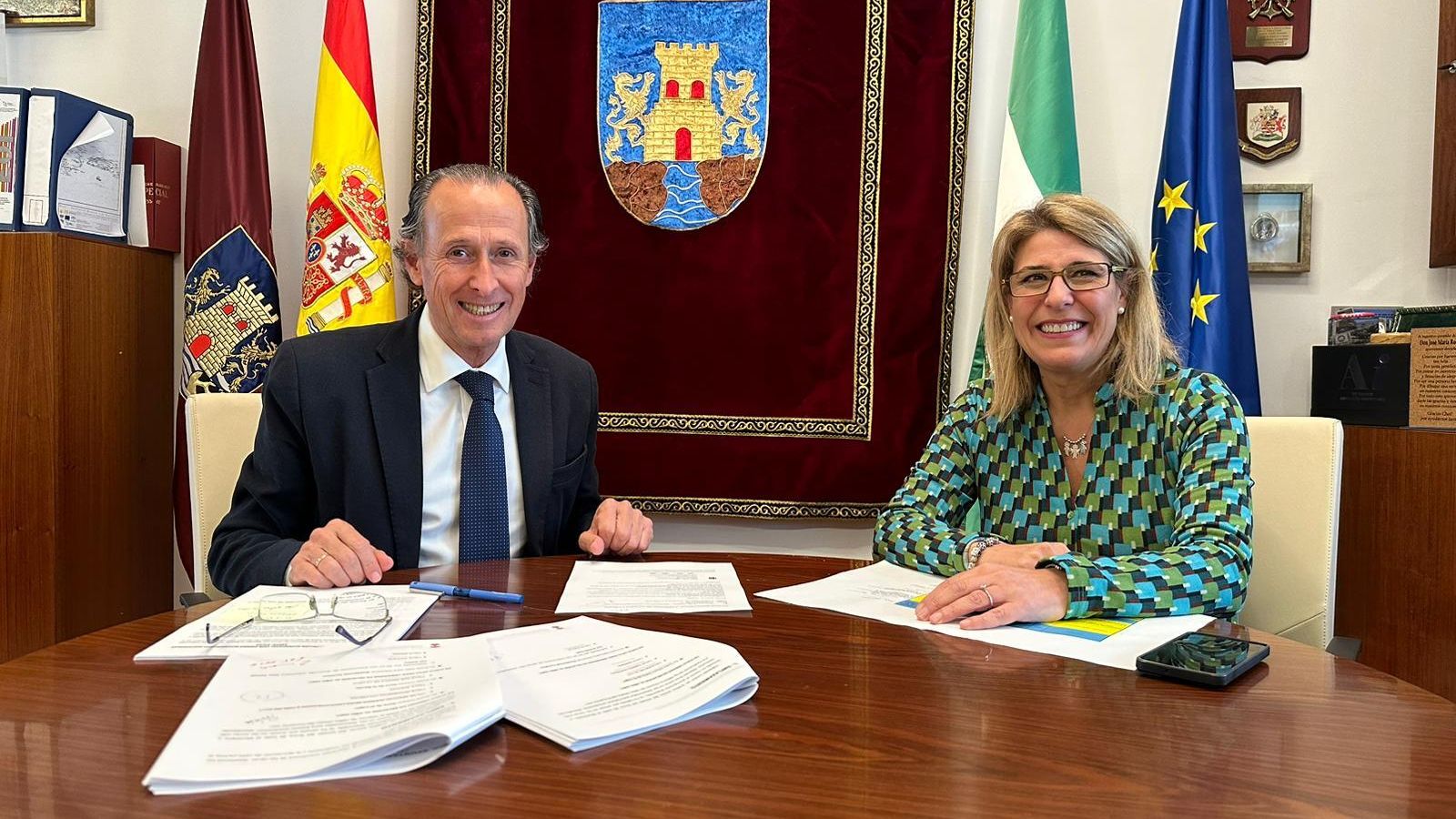 El alcalde, José María Román, junto a la delegada municipal de Vías y Obras, M.ª Ángeles Martínez Rico, en rueda de prensa.