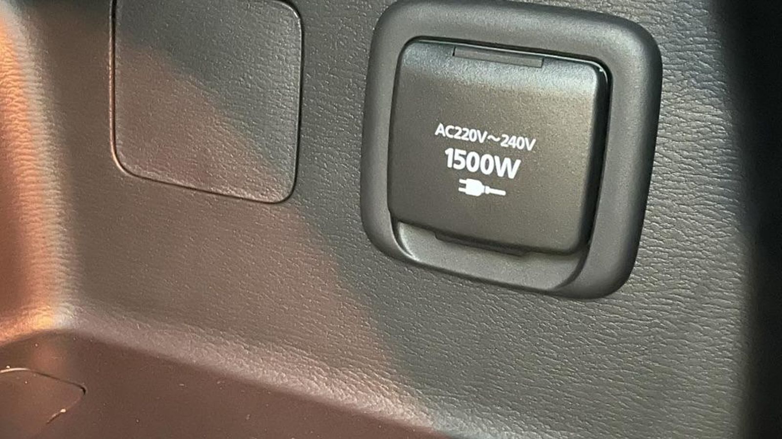 Entre los recursos disponibles está un enchufe que permite ceder energía de la batería a algunos consumidores eléctricos. Entre los recursos disponibles está un enchufe que permite ceder energía de la batería a algunos consumidores eléctricos.