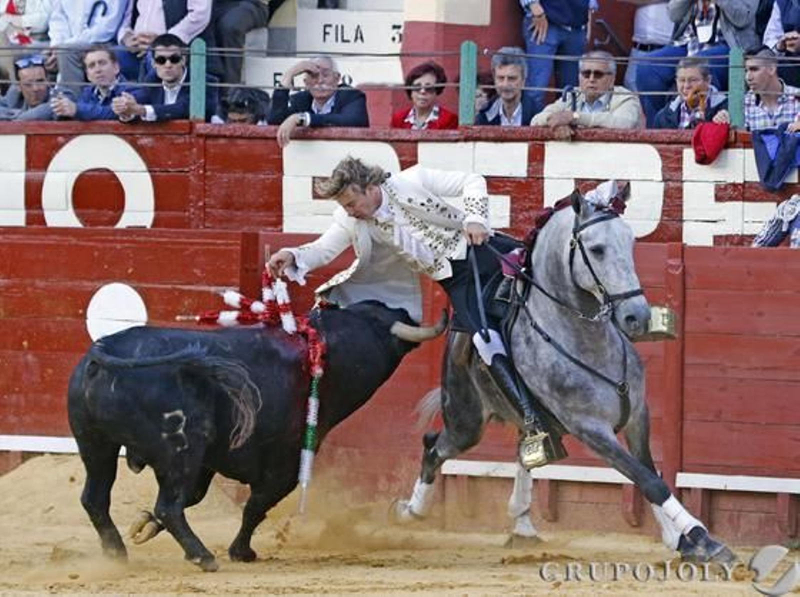 Así expuso Rui Fernandes con su primero, toro al que desorejó tras un rejoneazo sin puntilla.

Foto: Miguel Angel Gonzalez