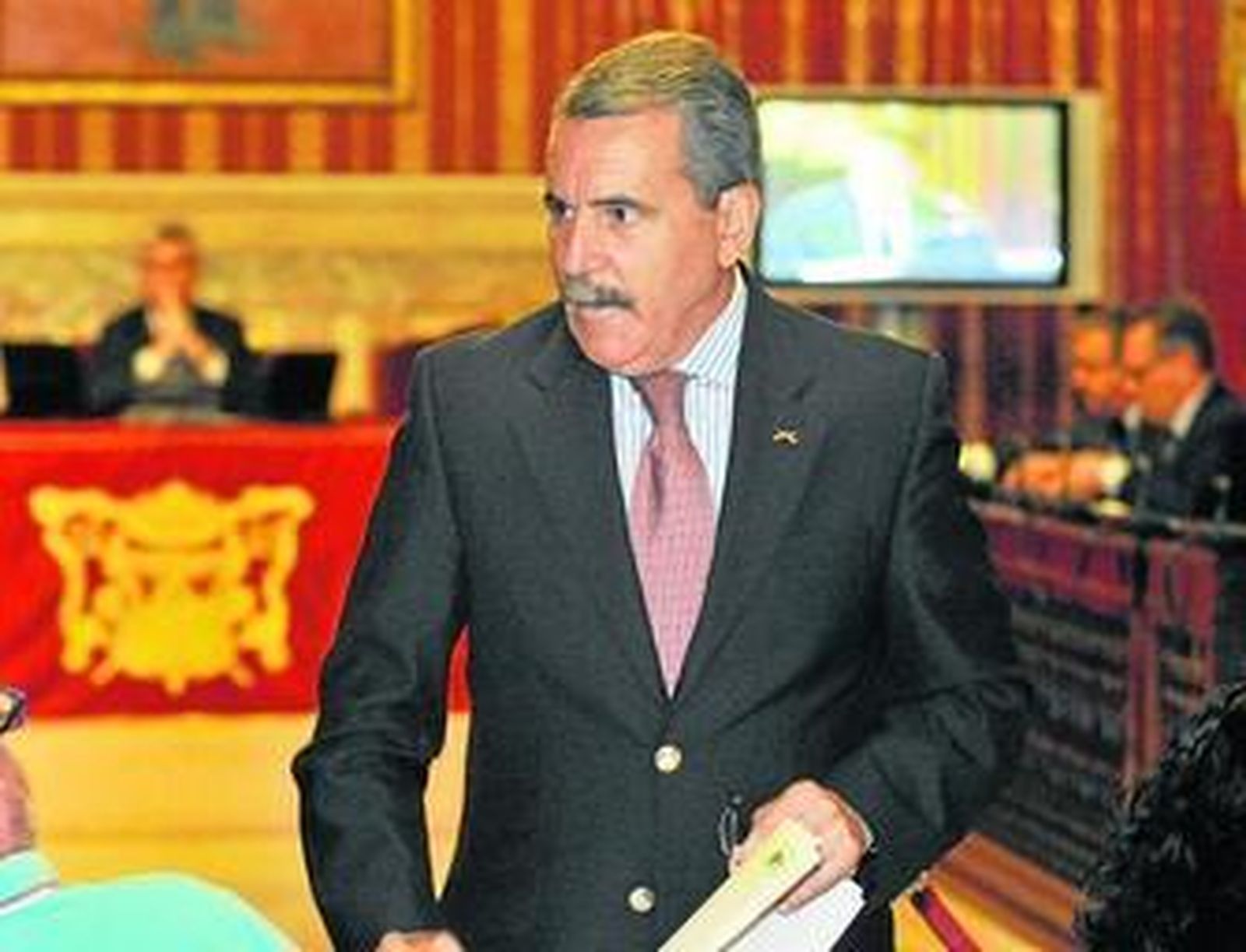 El Defensor del Ciudadano, José Barranca, en el Pleno celebrado el pasado año en el que presentó la memoria de 2013. Al fondo de la imagen, el presidente del Pleno y delegado de Relaciones Institucionales, Javier Landa.