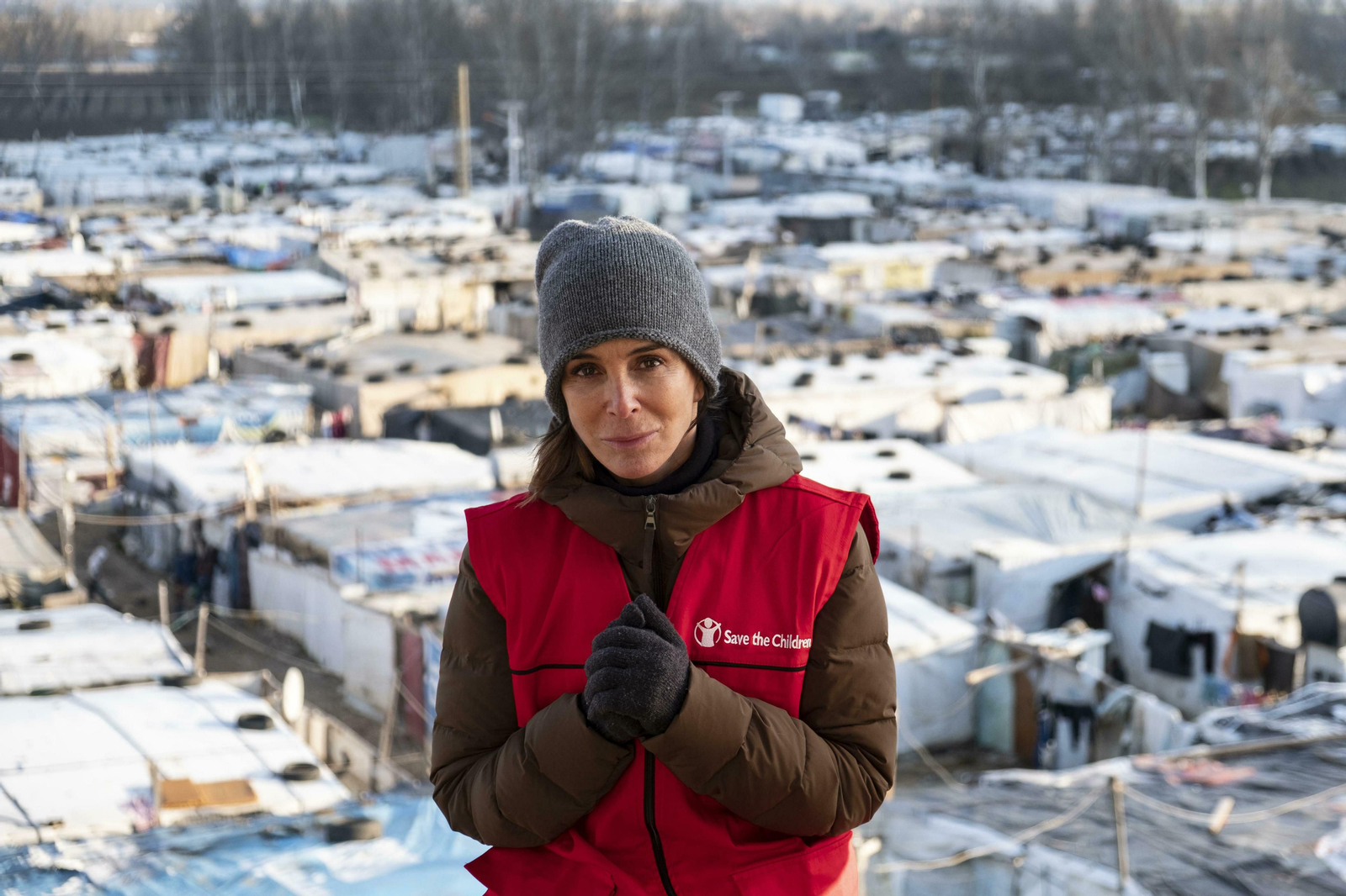 Lydia Bosch en uno de los campos de refugiados del Líbano, en su visita con Save the Children