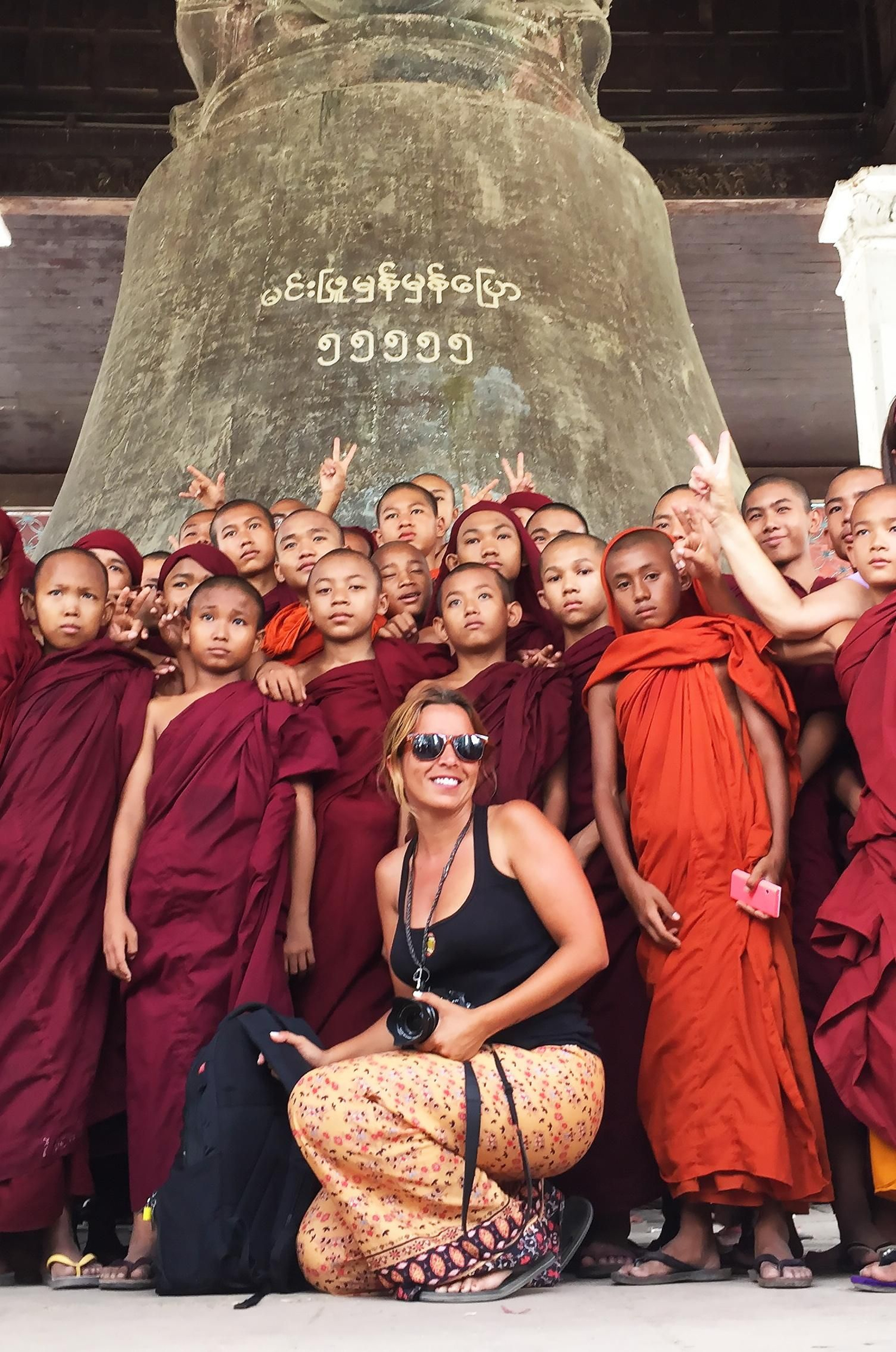 La 'influencer' sevillana en Myanmar con niños monjes.