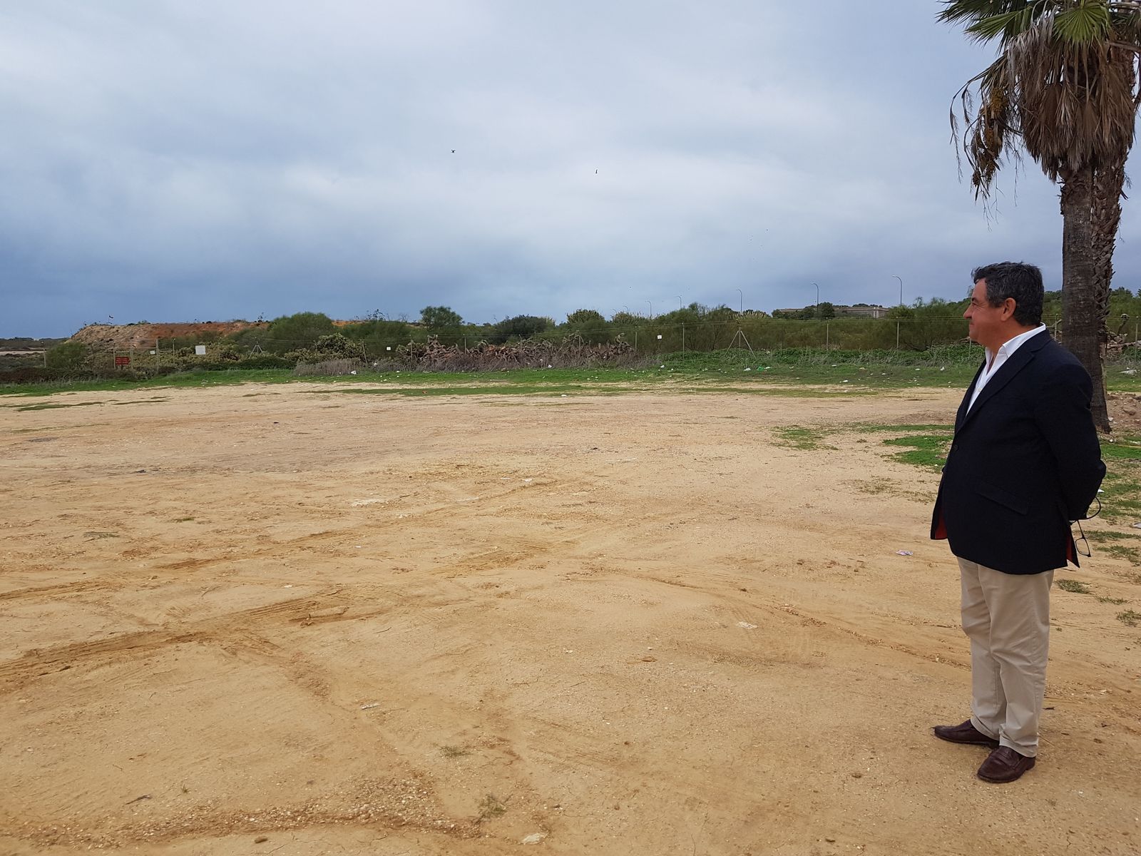 Loaiza, con el campo de tiro al fondo, en la entrada hacia la playa de Camposoto.