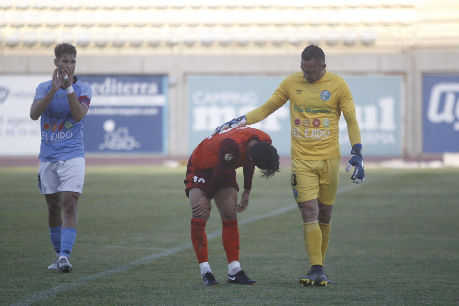 Wilfred consuela a Chuli al término del encuentro en El Ejido.