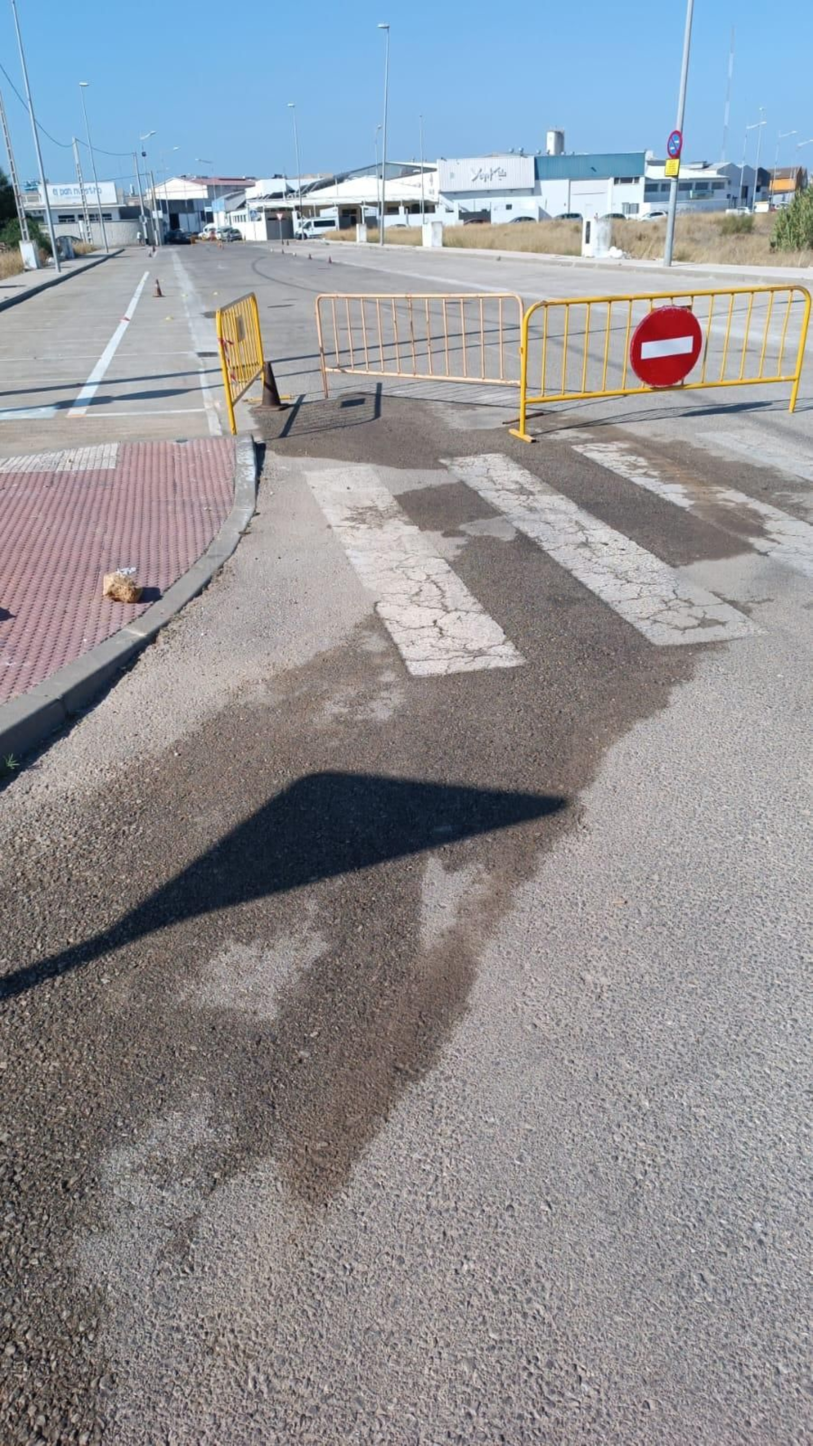 Zona de Fadricas II autorizada para las prácticas de las autoescuelas con ciclomotores y motocicletas. En el suelo pueden verse manchas de grasa.
